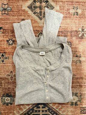 GAP Ribbed Henley Top Size Large - Light Heather Gray